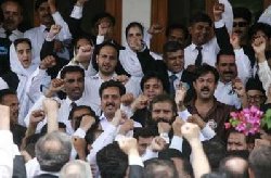 Pakistan lawyers on 